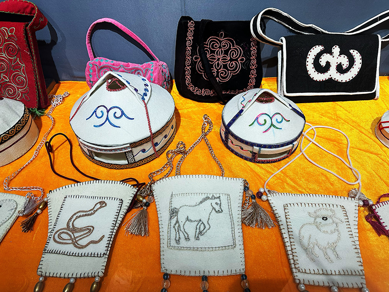 柯爾克孜族刺繡。人民網(wǎng)記者 楊睿攝