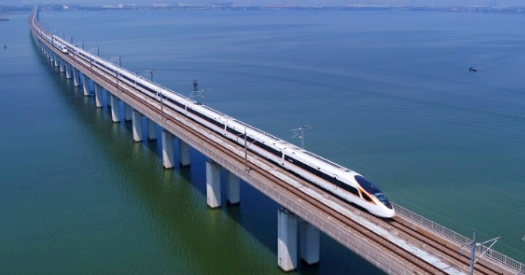 復興道路上的亮麗名片2024年6月24日，在全國科技大會、國家科學技術獎勵大會、兩院院士大會上，“復興號”高速列車項目榮獲2023年度國家科學技術進步獎特等獎。“高鐵技術樹起國際標桿”！習近平總書記出席大會并發表重要講話，深情點贊中國高鐵，并親自為“復興號”高速列車項目完成人代表頒發證書。