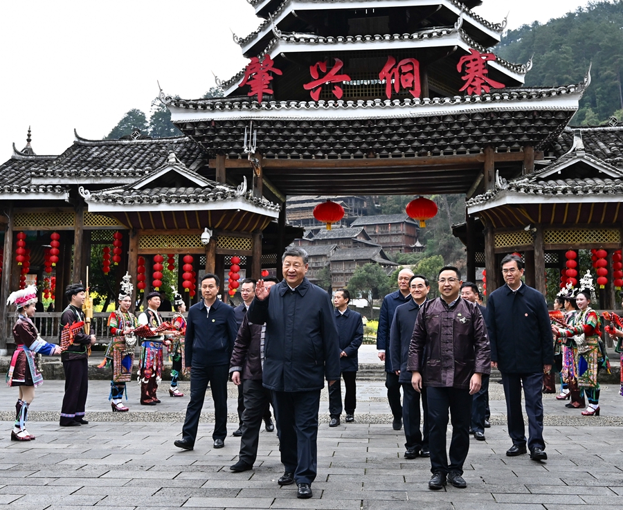 2025年3月17日下午，習(xí)近平在黔東南州黎平縣肇興侗寨考察時，在寨門口向身著民族盛裝歡迎的村民揮手致意。新華社記者 燕雁 攝