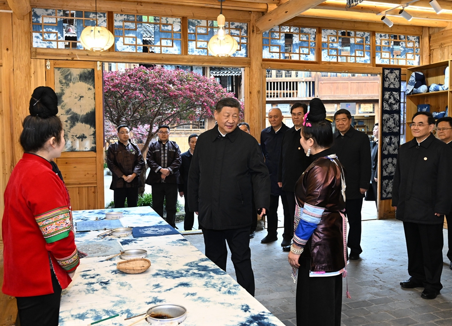 2025年3月17日下午，習(xí)近平在黔東南州黎平縣肇興侗寨侗鄉(xiāng)特色產(chǎn)業(yè)基地考察。新華社記者 謝環(huán)馳 攝