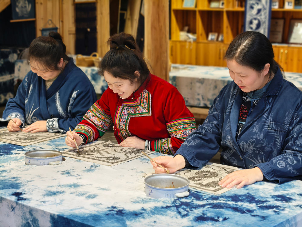 2025年3月14日，村民在肇興侗寨內(nèi)制作蠟染。圖片來源：新華社