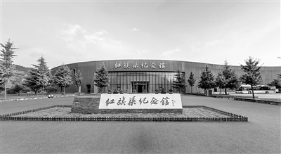 紅旗渠紀念館形態設計為舞動的紅色水渠，是紅旗渠形態的延伸。展館陳列包括“千年旱魔，世代抗爭”“紅旗引領，創造奇跡”等五部分，全面還原河南安陽林州人民為改變缺水面貌艱苦奮斗的歷程，彰顯“自力更生、艱苦創業、團結協作、無私奉獻”的紅旗渠精神。