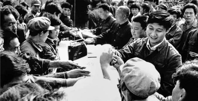 1984年10月，習近平在正定縣城街頭發放民意調查表。（圖源：《讓群眾過上好日子——習近平正定足跡》）