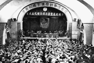 中國共產(chǎn)黨第七次全國代表大會的會場。新華社發(fā)（資料照片） 