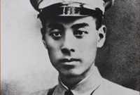 　　1924年周恩來回國，同年11月?lián)螄矁牲h合作創(chuàng)辦的黃埔軍校政治部主任。在黃埔軍校期間，創(chuàng)造性地開展工作，他建立的軍隊(duì)政治工作制度，為培養(yǎng)國共兩黨軍事人才，保証兩次東征和北伐的勝利發(fā)揮了重大作用。圖為：擔(dān)任黃埔軍校政治部主任的周恩來