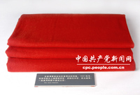 　　這條毛毯是周恩來在白區(qū)使用過的，1931年冬天，他將毛毯從上海帶到蘇區(qū)，后經(jīng)過長征、抗日戰(zhàn)爭、解放戰(zhàn)爭，一直使用到新中國成立后。為減少磨損，鄧穎超親自為毛毯縫了布邊。圖為：周恩來在白區(qū)用過的毛毯