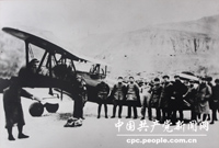 　　1936年12月12日，西安事變爆發(fā)。在民族危亡的關(guān)鍵時刻，周恩來根據(jù)黨中央的既定方針，前往西安，在極端復(fù)雜而艱難的環(huán)境中推動西安事變和平解決，促成了國共合作、團(tuán)結(jié)抗日的新局面。圖為： 周恩來從西安回延安時毛澤東等到機(jī)場迎接