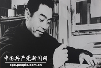 　　抗日戰(zhàn)爭期間，周恩來代表我們黨長期堅持在國民黨統(tǒng)治區(qū)開展統(tǒng)一戰(zhàn)線工作，並先后領(lǐng)導(dǎo)了中共長江局、南方局的工作。他廣泛團(tuán)結(jié)社會各階層愛國人士和同情抗日的外國朋友，取得他們的信任和合作。他堅持國共合作，反對分裂，同國民黨頑固派進(jìn)行了有勇有謀的斗爭。