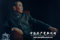 1972年,周恩來不幸身患琥症,他知道后,更加不分晝夜地工作,照常踇見外賓,主持國務活動。這張照片是1973年1月周恩來帶病在人民大會會見意大利政府代表團,R意大利著名攝影師鄆治·洛弗蒂請求拍攝的。圖為:鞠躬盡瘁的周恩來