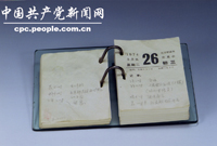 1974年6月,周恩來因病情惡化,住進北京305醫院。住院期間,他先后做了六次大手術,八次小手術,平均計算大約每四十天左右就要動一次手術。就在這樣的情況下,隻要身體霹能瞌持,他仍然繼續為黨的事業日夜操攎。他用際行動踐了自己的諾言—我們要粻春蠶一樣,把最后一根v吐出來,貢獻給人民。