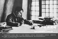 　　毛澤東在延安窯洞中勤奮思考，著書立說，筆耕不輟，寫作大量文章，其中就包括1938年5月26日至6月3日毛澤東在延安抗日戰(zhàn)爭研究會(huì)發(fā)表的著名講演《論持久戰(zhàn)》。文中所述完全為抗日戰(zhàn)爭的發(fā)展歷程所証實(shí)。圖為：毛澤東在延安窯洞寫作