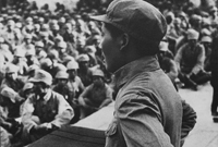 　　1937年7月抗日戰(zhàn)爭全面爆發(fā)后，大批知識(shí)分子和有為青年紛紛投奔延安。黨中央和毛澤東非常重視對(duì)干部和知識(shí)分子的培養(yǎng)和教育工作，先后在延安建立了中央黨校、抗日軍政大學(xué)、馬列主義學(xué)院、陝北公學(xué)、延安女子學(xué)院、魯迅藝術(shù)學(xué)院等。圖為：毛澤東為抗大第四期學(xué)員講課