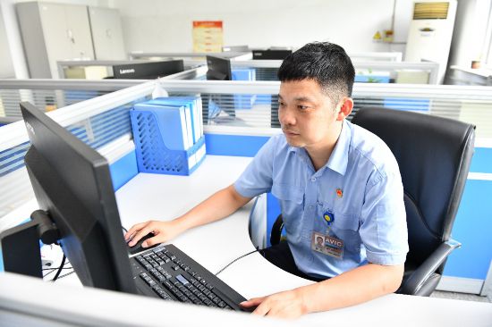 工作中的康凱。航空工業沈飛供圖