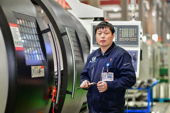 孫明在數控機床生產車間。航空工業沈飛供圖