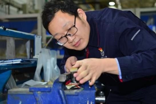 工作中的方文墨。航空工業沈飛供圖
