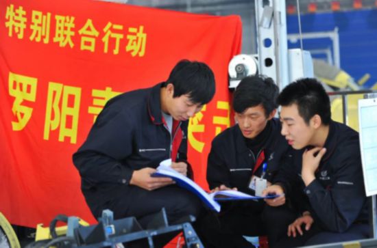 在工作中的“羅陽青年突擊隊”隊員。航空工業沈飛供圖