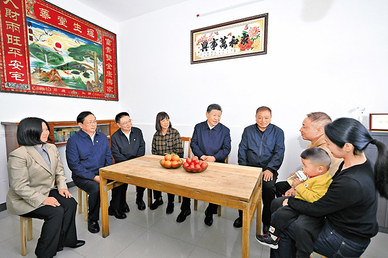 2024年11月4日至6日，中共中央總書記、國家主席、中央軍委主席習(xí)近平在湖北考察。這是5日上午，習(xí)近平在咸寧市嘉魚縣潘家灣鎮(zhèn)四邑村村民熊成龍家，同一家人圍坐在一起拉家常。 新華社記者 燕雁/攝