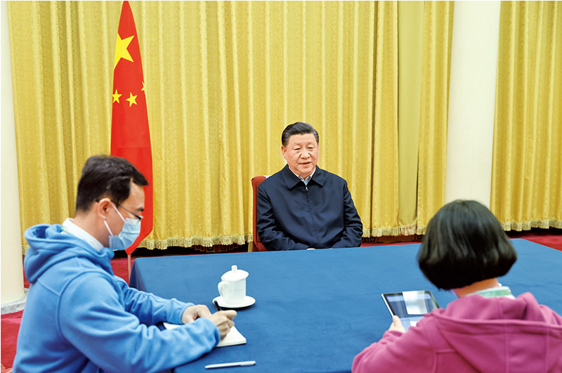 2020年11月2日，中共中央總書記、國家主席、中央軍委主席習(xí)近平在北京中南海參加第七次全國人口普查登記。這是習(xí)近平在回答普查員的詢問。 新華社記者 鞠鵬/攝