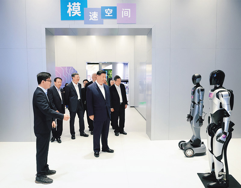 2025年4月29日，中共中央總書記、國家主席、中央軍委主席習近平在上海考察。這是習近平在位於徐匯區的上海“模速空間”大模型創新生態社區，聽取相關技術研發和企業生產經營介紹。 新華社記者 王曄/攝